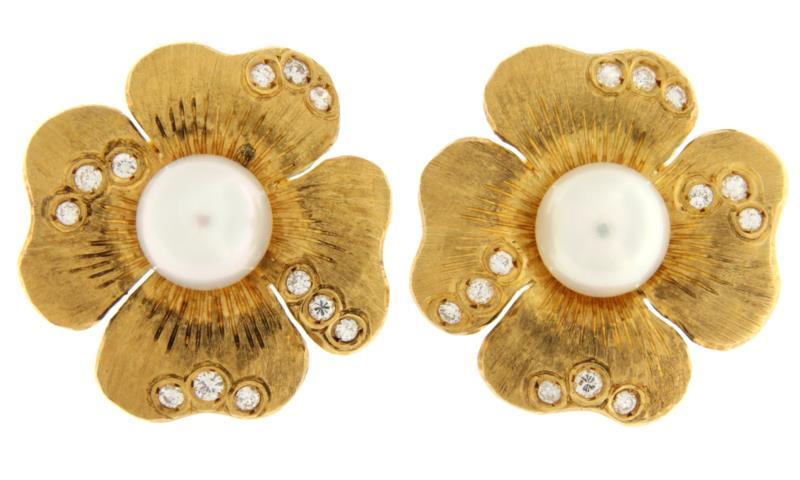 ORECCHINI A CLIPS A FORMA DI FIORE CON PERLA CENTRALE CON 24 DIAMANTI CT CIRCA 0.24 TOT TAGLIO BRILLANTE COLORE H PUREZZA VS CON SATINATURA LUNGH CM 1.50 LARGH CM 2.50 ORO GIALLO 750/1000 GR 15.50