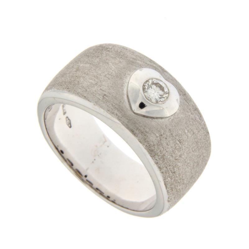 ANELLO FASCIONE CON CENTRALE CUORE E DIAMANTE TAGLIO BRILLANTE DI CT CIRCA 0.12 COLORE H PUREZZA VS MIS ITALIA 12 FRANCIA 52 ORO BIANCO 750/1000 GR 9.9 