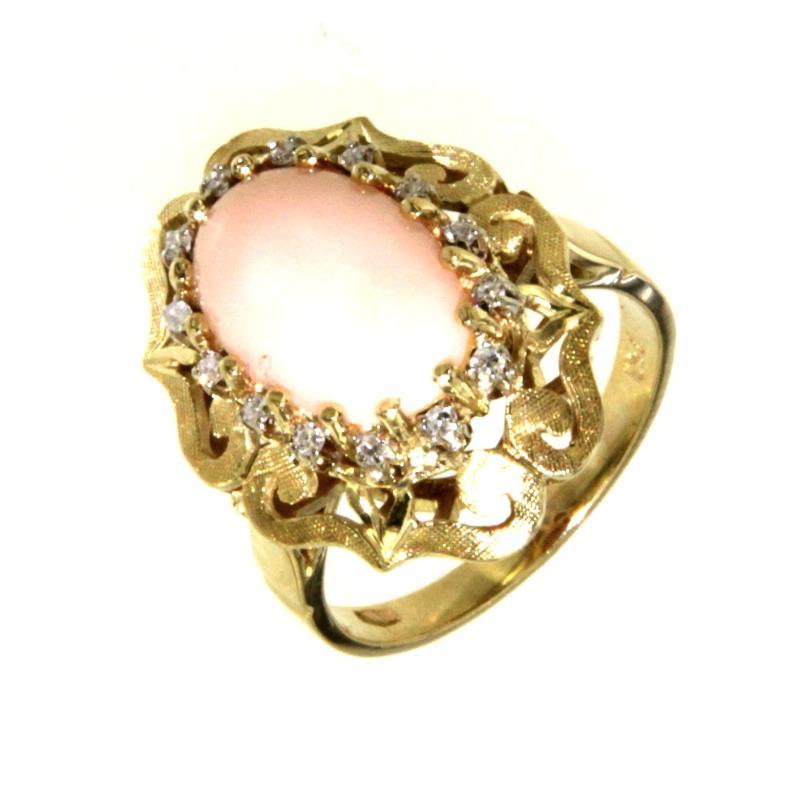 ANELLO CON CABOCHON DI CORALLO ROSA  E 14 DIAMANTI TAGLIO BRILLANTE DI CIRCA CT 0.14 TOT COLORE H PUREZZA VS MIS ITALIA 12 MIS FRANCIA 52 ORO GIALLO 750/1000 GR 7